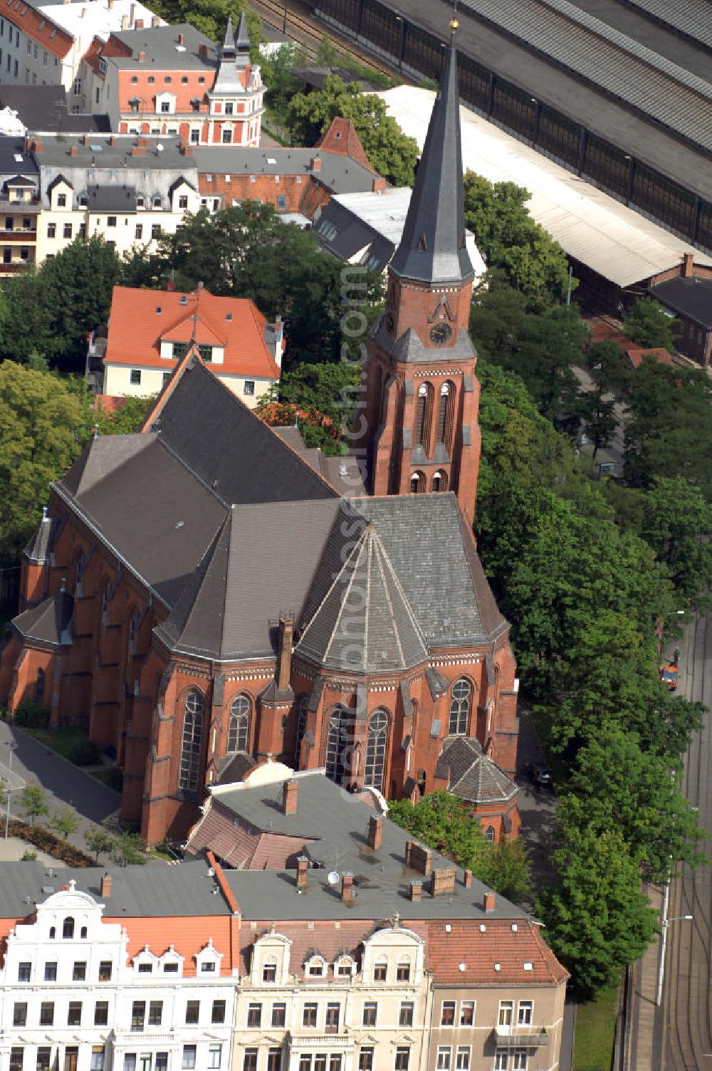 Görlitz from above - Blick auf die St. Jakobuskathedrale im neugotischen Stil in der Nähe vom Görlitzer Bahnhof. Die Jakobuskathedrale ist die größte Kirche in Görlitz. Im zweiten Weltkrieg wurde die Kathedrale durch Artilleriebeschuss stark zerstört und später originalgetreu wiederaufgebaut.