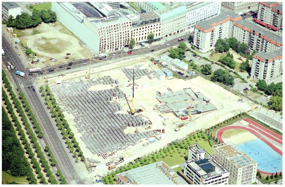 Aerial image Berlin - 03.06.2004 Berlin-Mitte, Jüdisches Ehrendenkmal am Brandenburger Tor, Stiftung Denkmal für die ermordeten Juden Europas - Geschäftsstelle - Stresemannstraße 90 D-10 963 Berlin Tel.: +49 (0)30 / 26 39 43 11 Fax.: +49 (0)30 / 26 39 43 20 e-mail: info@stiftung-denkmal.de