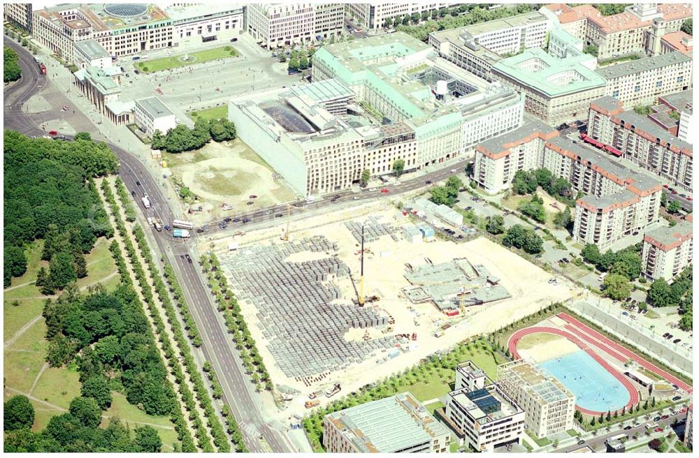 Aerial photograph Berlin - 03.06.2004 Berlin-Mitte, Jüdisches Ehrendenkmal am Brandenburger Tor, Stiftung Denkmal für die ermordeten Juden Europas - Geschäftsstelle - Stresemannstraße 90 D-10 963 Berlin Tel.: +49 (0)30 / 26 39 43 11 Fax.: +49 (0)30 / 26 39 43 20 e-mail: info@stiftung-denkmal.de