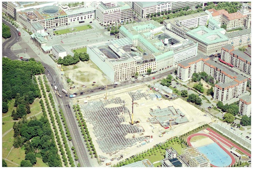 Berlin from above - 03.06.2004 Berlin-Mitte, Jüdisches Ehrendenkmal am Brandenburger Tor, Stiftung Denkmal für die ermordeten Juden Europas - Geschäftsstelle - Stresemannstraße 90 D-10 963 Berlin Tel.: +49 (0)30 / 26 39 43 11 Fax.: +49 (0)30 / 26 39 43 20 e-mail: info@stiftung-denkmal.de