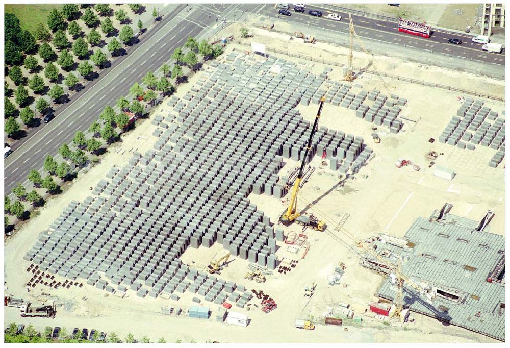 Berlin from the bird's eye view: 03.06.2004 Berlin-Mitte, Jüdisches Ehrendenkmal am Brandenburger Tor, Stiftung Denkmal für die ermordeten Juden Europas - Geschäftsstelle - Stresemannstraße 90 D-10 963 Berlin Tel.: +49 (0)30 / 26 39 43 11 Fax.: +49 (0)30 / 26 39 43 20 e-mail: info@stiftung-denkmal.de