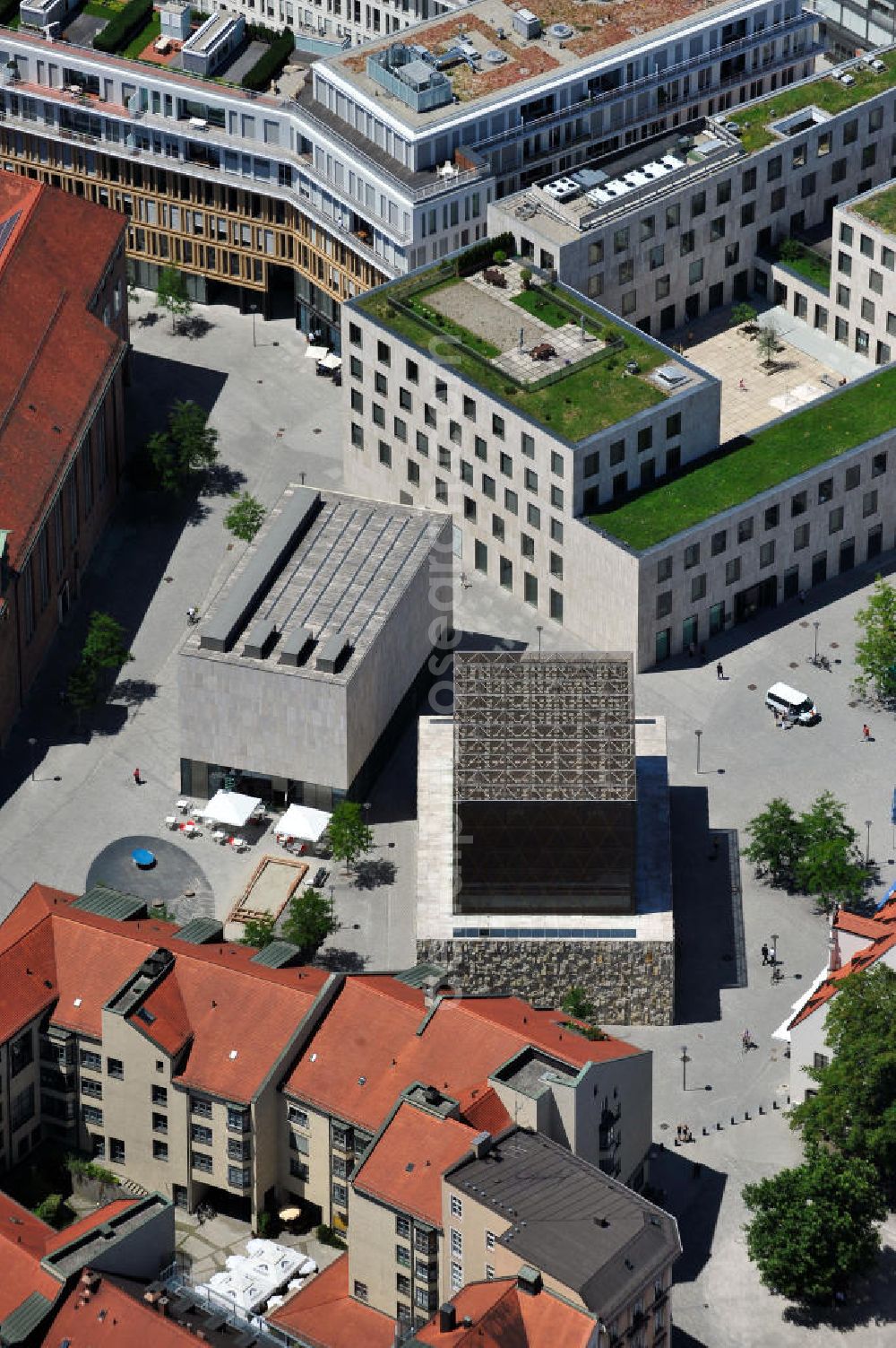 München from the bird's eye view: Das Jüdische Zentrum Jakobsplatz, das Gemeindezentrum der Israelitischen Kultusgemeinde München und Oberbayern mit der neuen Hauptsynagoge / Synagoge Ohel Jakob, das Jüdische Museum und ein Kultur- und Gemeindehaus der Innenstadt von München in Bayern. The Jewish Center Jakossquare, the community hall of the Jewish religious community Munich and Upper Bavaria with the new main synagogue, the Jewish Museum and a cultural and community hall in the centre of Munich in Bavaria.