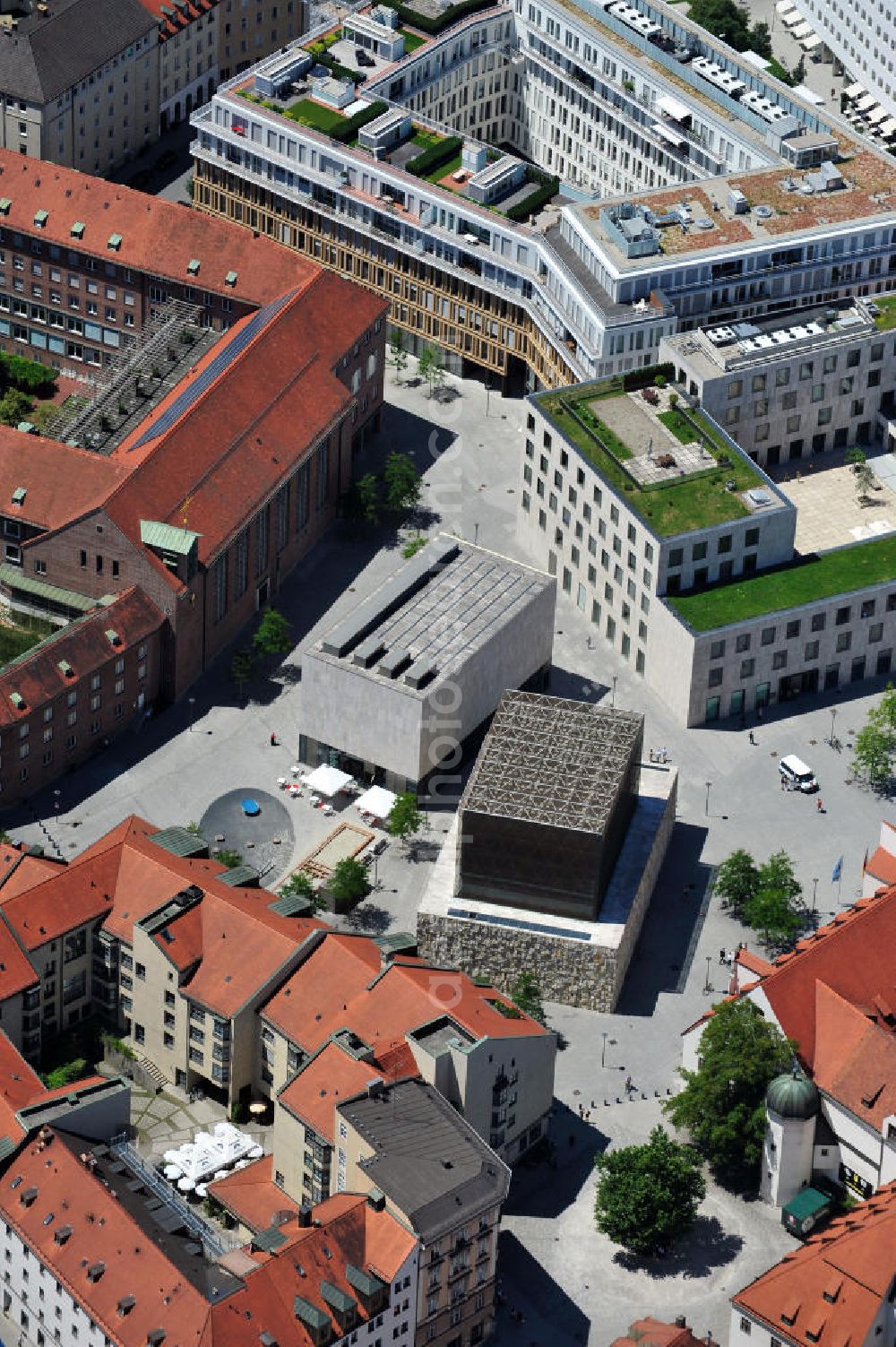 Aerial image München - Das Jüdische Zentrum Jakobsplatz, das Gemeindezentrum der Israelitischen Kultusgemeinde München und Oberbayern mit der neuen Hauptsynagoge / Synagoge Ohel Jakob, das Jüdische Museum und ein Kultur- und Gemeindehaus der Innenstadt von München in Bayern. The Jewish Center Jakossquare, the community hall of the Jewish religious community Munich and Upper Bavaria with the new main synagogue, the Jewish Museum and a cultural and community hall in the centre of Munich in Bavaria.