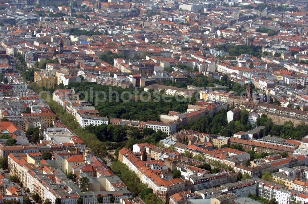 Aerial photograph Berlin - Blick auf den Jüdischen Friedhof an der Schönhauser Allee 23-25 im Ortsteil Prenzlauer Berg in Berlin-Pankow. View to the jewish cemetry at the Schönhauser Allee 23-25 in Berlin-Pankow.