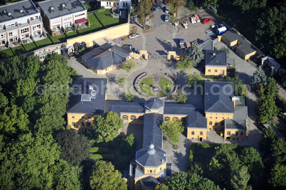 Aerial image Berlin - Blick auf den Jüdischen Friedhof in Berlin- Weißensee. Das Gebäude wurde von dem Architekten Hugo Licht im Zuge eines Wettbewerbs entworfen. Die Bauphase dauerte von 1879 bis 1880. Nach dem Zweiten Weltkrieg wurde in einem dieser Räume der erste offizielle jüdische Gottesdienst abgehalten. Look at the Jewish cemetery building in Berlin Weissensee. The building was designed by architect Hugo light in the course of a competition. The construction phase lasted from 1879 to 1880. After the Second World War was held in one of these rooms, the first official Jewish worship. View at the Jewish cemetery building in Berlin Weissensee. The building was designed by architect Hugo light in the course of a competition. The construction phase lasted from 1879 to 1880. After the Second World War was held in one of these rooms, the first official Jewish mass.