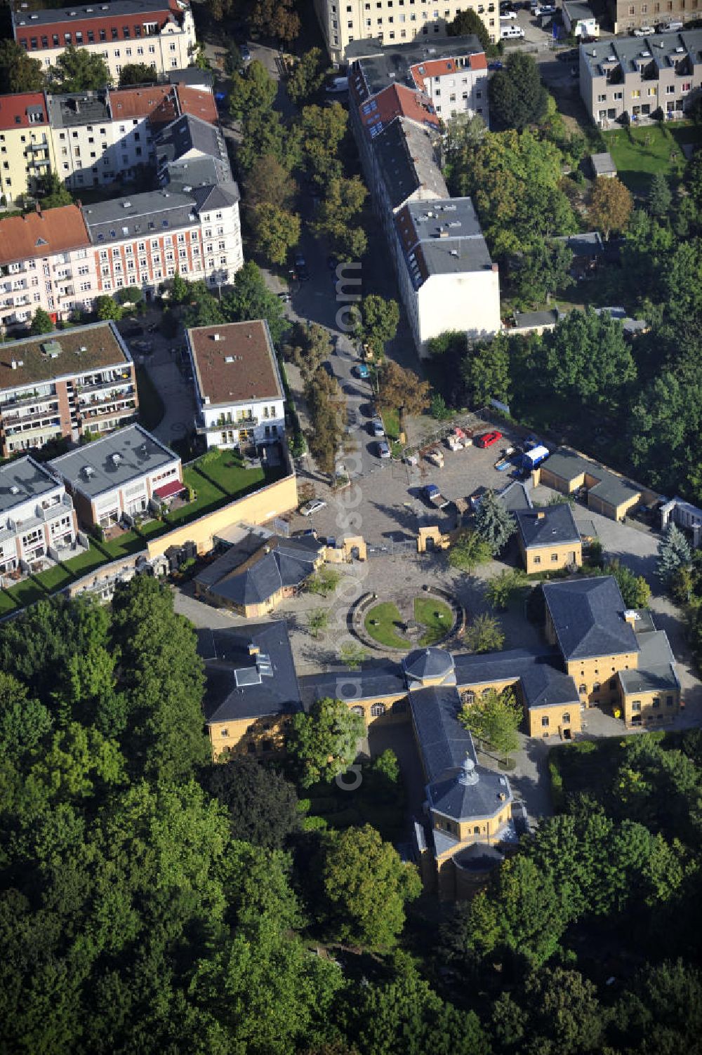 Aerial photograph Berlin - Blick auf den Jüdischen Friedhof in Berlin- Weißensee. Das Gebäude wurde von dem Architekten Hugo Licht im Zuge eines Wettbewerbs entworfen. Die Bauphase dauerte von 1879 bis 1880. Nach dem Zweiten Weltkrieg wurde in einem dieser Räume der erste offizielle jüdische Gottesdienst abgehalten. Look at the Jewish cemetery building in Berlin Weissensee. The building was designed by architect Hugo light in the course of a competition. The construction phase lasted from 1879 to 1880. After the Second World War was held in one of these rooms, the first official Jewish worship. View at the Jewish cemetery building in Berlin Weissensee. The building was designed by architect Hugo light in the course of a competition. The construction phase lasted from 1879 to 1880. After the Second World War was held in one of these rooms, the first official Jewish mass.