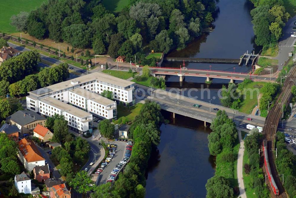 Jena from the bird's eye view: Blick auf die Paradiesbrücke und die Saalebrücke Petersenplatz in Jena-Ost. Links am Ufer befindet sich das Arbeitsamt. Anschrift: Agentur für Arbeit Jena, Stadtrodaer Str. 1, 07749 Jena.