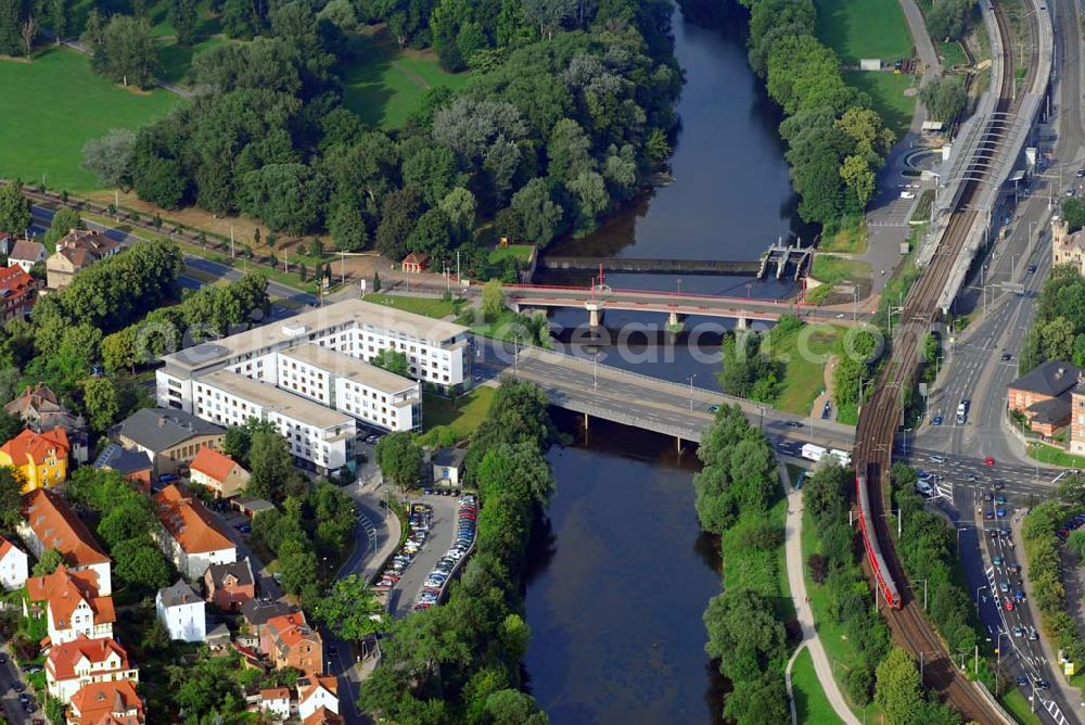 Aerial image Jena - Blick auf die Paradiesbrücke und die Saalebrücke Petersenplatz in Jena-Ost. Links am Ufer befindet sich das Arbeitsamt. Anschrift: Agentur für Arbeit Jena, Stadtrodaer Str. 1, 07749 Jena.