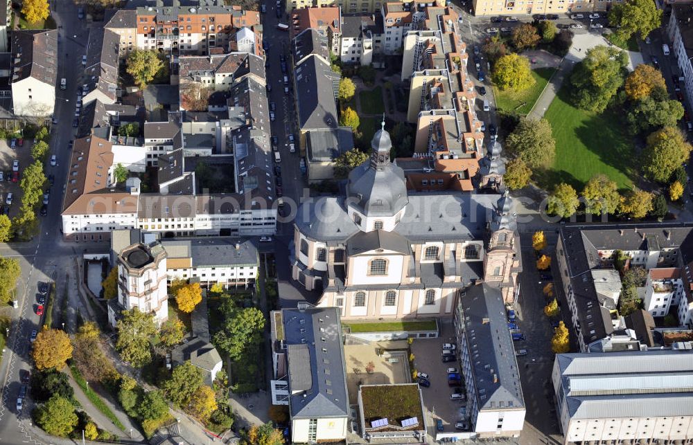 Aerial photograph Mannheim - Die Jesuitenkirche St. Ignatius und Franz Xaver in Mannheim wurde zwischen 1738 und 1760 erbaut. The Jesuit church St. Ignatius and Franz Xaver in Mannheim was built between 1738 and 1760.