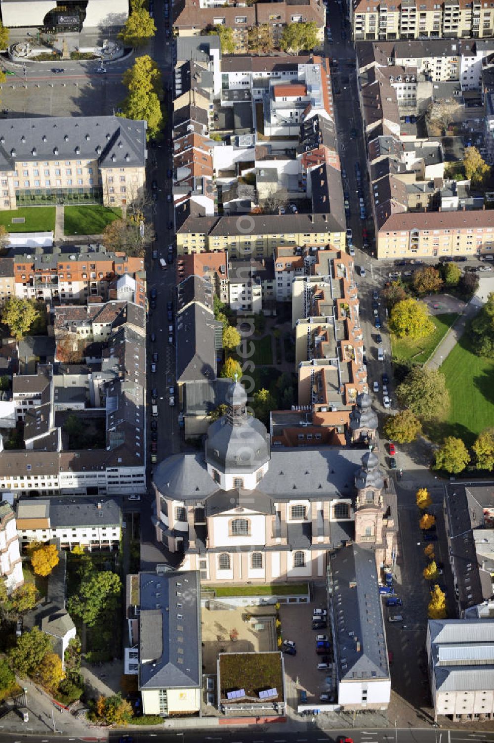 Mannheim from above - Die Jesuitenkirche St. Ignatius und Franz Xaver in Mannheim wurde zwischen 1738 und 1760 erbaut. The Jesuit church St. Ignatius and Franz Xaver in Mannheim was built between 1738 and 1760.