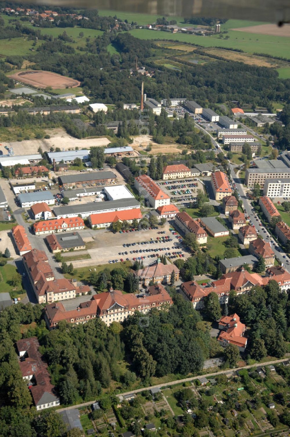 Aerial image Löbau - Blick auf die ehemalige Jägerkaserne in Löbau in Sachsen. Löbau befindet sich in der Oberlausitz und ist eine Große Kreisstadt im Landkreis Görlitz. Die Jägerkaserne wurde bis 1990 als Offiziershochschule der Landstreitkräfte der NVA Ernst Thälmann genutzt. Heute stehen die Gebäude am Wilhelm-Leuschner-Platz unter Denkmalschutz und werden von verschiedenen Investoren genutzt. Achim Walderpräsenz: