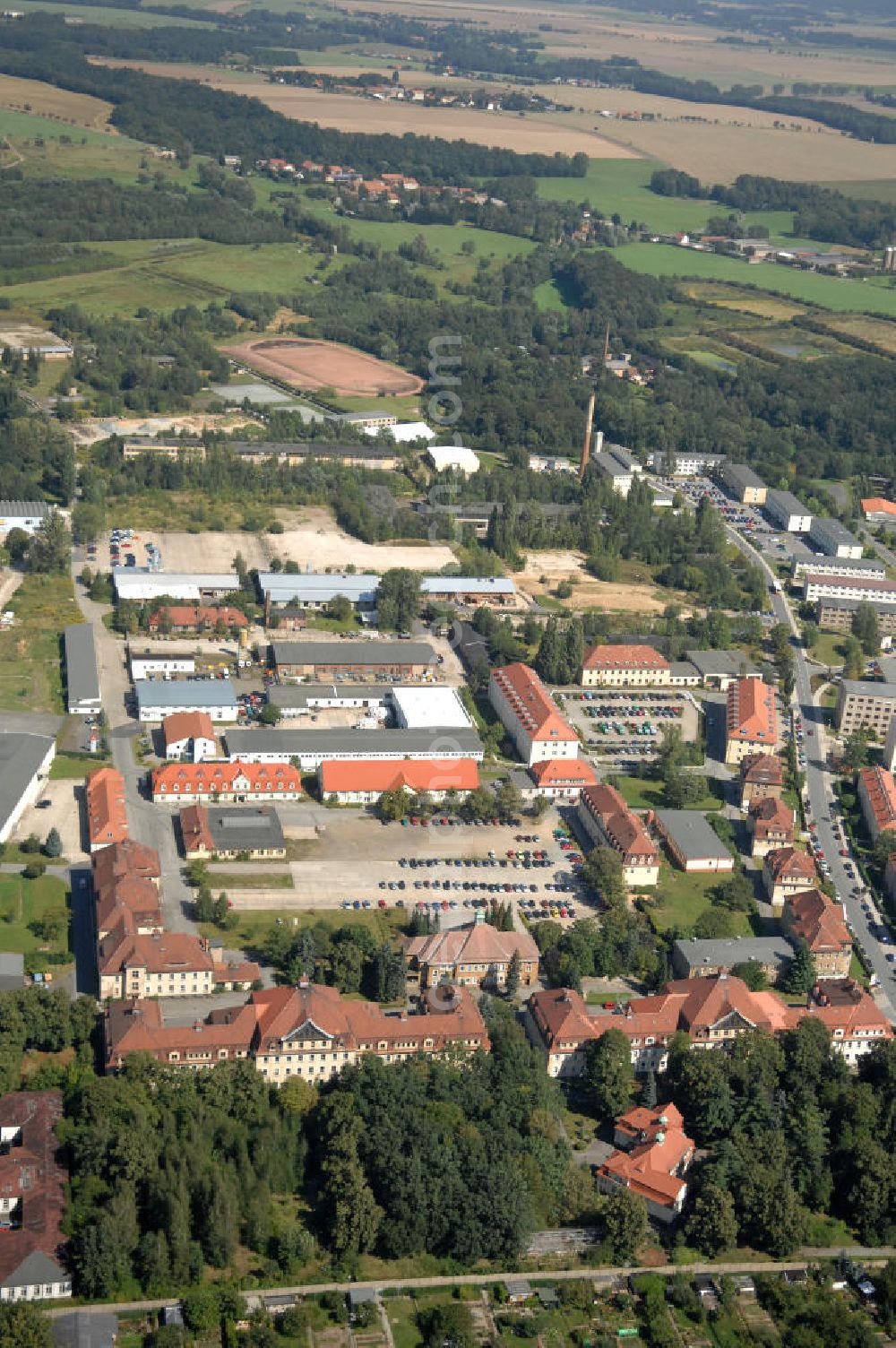 Aerial photograph Löbau - Blick auf die ehemalige Jägerkaserne in Löbau in Sachsen. Löbau befindet sich in der Oberlausitz und ist eine Große Kreisstadt im Landkreis Görlitz. Die Jägerkaserne wurde bis 1990 als Offiziershochschule der Landstreitkräfte der NVA Ernst Thälmann genutzt. Heute stehen die Gebäude am Wilhelm-Leuschner-Platz unter Denkmalschutz und werden von verschiedenen Investoren genutzt. Achim Walderpräsenz: