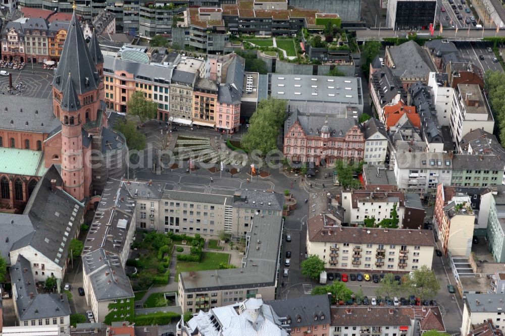 Aerial image Mainz - The building of the Johannes-Gutenberg Museum on the Liebfrauenstrasse with a view of Mainz Cathedral in Mainz in Rhineland-Palatinate