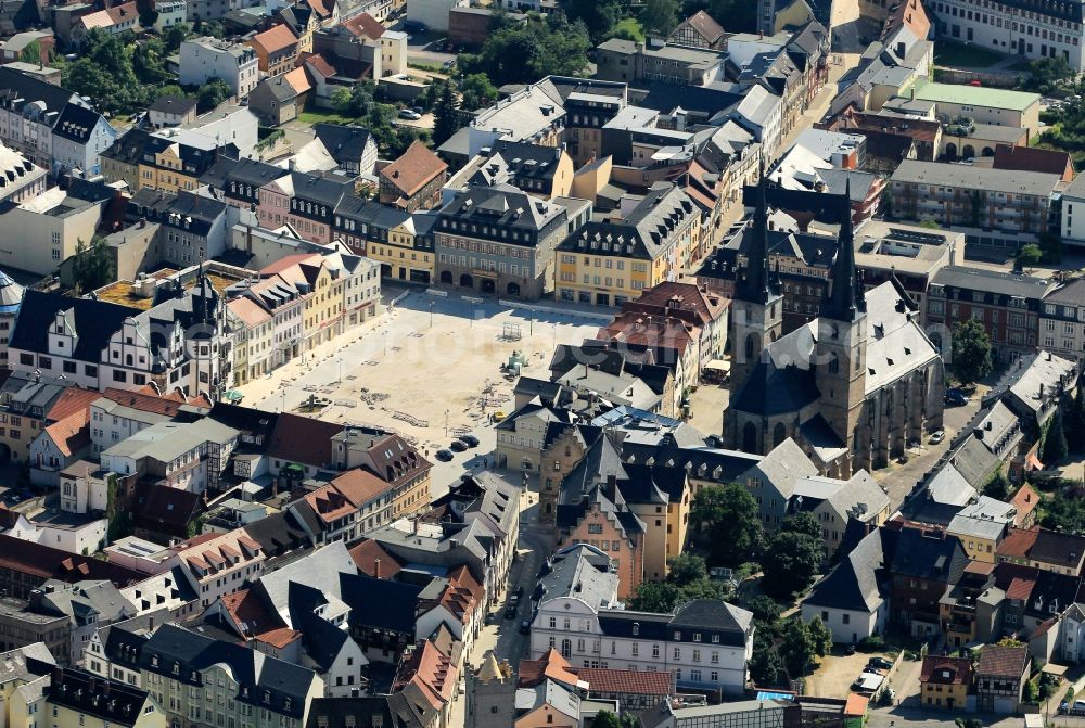 Saalfeld/Saale from the bird's eye view: On the market in the old town of Saalfeld in Thuringia is the historic City Hall. The monument of the 16th century is regarded as one of the important evidence of the Renaissance in Thuringia. The St. John's Church on Church Square is a Gothic hall church from the Middle Ages. The downtown area of the city is characterized by historic residential and commercial buildings