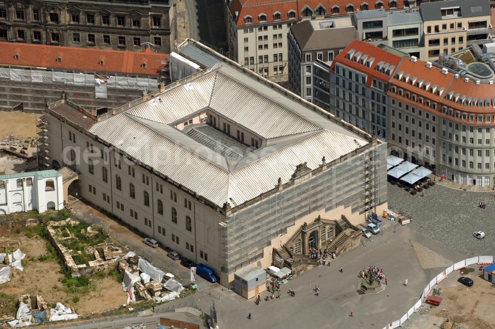 Dresden from above - Das Johanneum beherbergt heute das Dresdner Verkehrsmuseum. Es diente ursprünglich als Stallgebäude für die Unterbringung der kurfürstlichen Pferde und Kutschen. Die Fassade ist verziert mit Sgraffito-Malereien. Das Gebäude befindet sich am Neumarkt nahe der Frauenkirche, im unmittelbaren Anschluss an den Stallhof. Durch die Luftangriffe auf Dresden im Februar 1945 wurde das Bauwerk fast völlig zerstört. 1950 ist mit dem Wiederaufbau des Gebäudes begonnen und später an das Verkehrsmuseum übergeben worden. In den 1960er Jahren erhielt es mit der Restaurierung der Außenfassade das heutige Aussehen. 1995 erfolgte der Abschluss der Sanierungsarbeiten an der Englischen Treppe. Der Stallhof zwischen Dresdner Residenzschloss wird bis Ende 2009 vom Staatsbetrieb Sächsisches Immobilien- und Baumanagement (SIB) saniert, ebenso die Fassade des Johanneums. Kontakt Verkehrsmuseum Dresden gGmbH: Augustusstr. 1, 01067 Dresden, Tel. +49(0)351 86440, Fax +49(0)351 8644110, Email: info@verkehrsmuseum-dresden.de; Kontakt SIB: Wilhelm-Buck-Str. 4, 01097 Dresden, Tel. +49(0)351 5649601, Fax +49(0)351 5649609