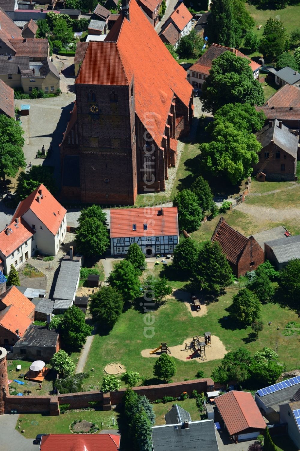 Aerial photograph Hansestadt Werben (Elbe) - Church St.John in centre of the Hanseatic town Werben (Elbe) in the state of Saxony-Anhalt. The small town with its historic town centre and buildings and is located in the North of the county district of Stendal and is one of the smallest towns of Germany. Its centre includes the Johanniskirche church (Saint John's) with its tower and red roof