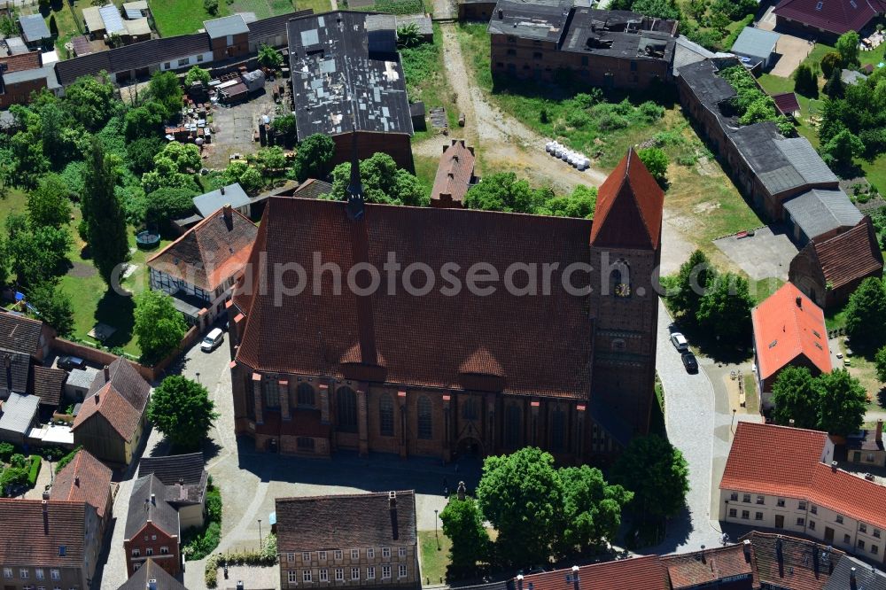 Hansestadt Werben (Elbe) from the bird's eye view: Church St.John in centre of the Hanseatic town Werben (Elbe) in the state of Saxony-Anhalt. The small town with its historic town centre and buildings and is located in the North of the county district of Stendal and is one of the smallest towns of Germany. Its centre includes the Johanniskirche church (Saint John's) with its tower and red roof