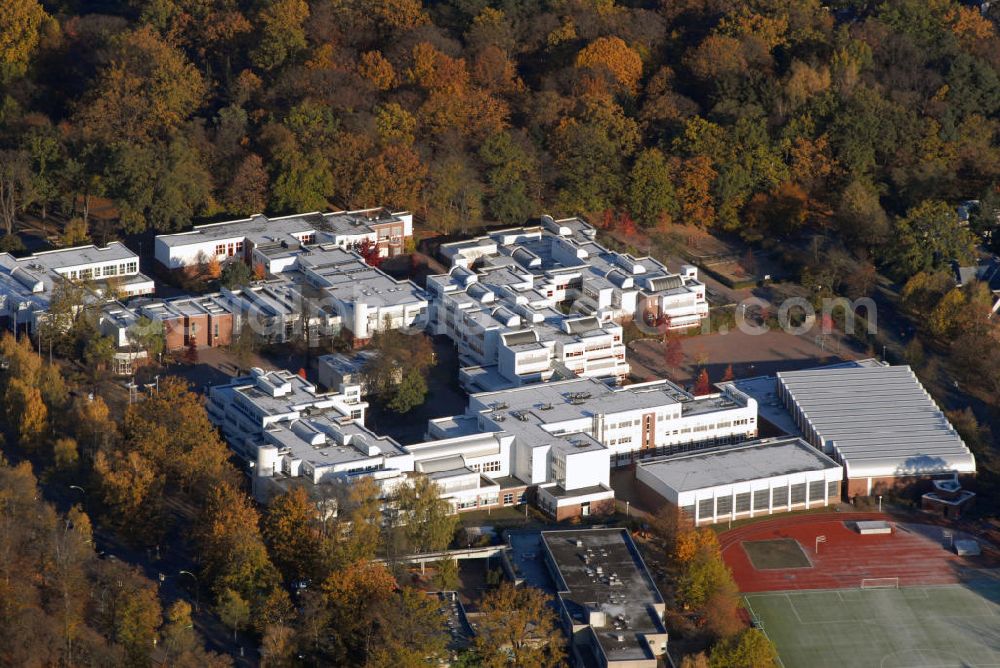 Aerial photograph Berlin - Zehlendorf Blick auf die John F. Kennedy School in Berlin Zehlendorf. Sie wurde am 11.Oktober 1960 gegründet und ist eine deutsch-amerikanische Gesamtschule, an der man sowohl das deutsche Abitur, als auch das amerikanische High School Diploma erwerben kann. Kontakt: John F. Kennedy School, Teltower Damm 87-93 14167 Berlin, Tel. +49(0)30 90299 5703, Fax +49(0)30 90299 6377, Email: jfkschool@t-online.de