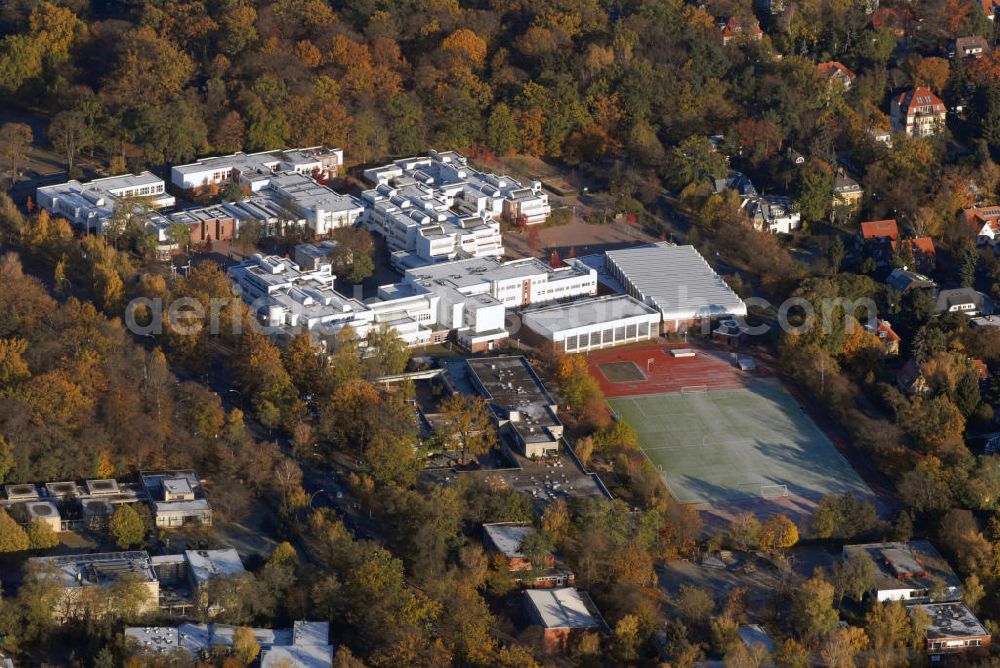 Berlin from above - Zehlendorf Blick auf die John F. Kennedy School in Berlin Zehlendorf. Sie wurde am 11.Oktober 1960 gegründet und ist eine deutsch-amerikanische Gesamtschule, an der man sowohl das deutsche Abitur, als auch das amerikanische High School Diploma erwerben kann. Kontakt: John F. Kennedy School, Teltower Damm 87-93 14167 Berlin, Tel. +49(0)30 90299 5703, Fax +49(0)30 90299 6377, Email: jfkschool@t-online.de