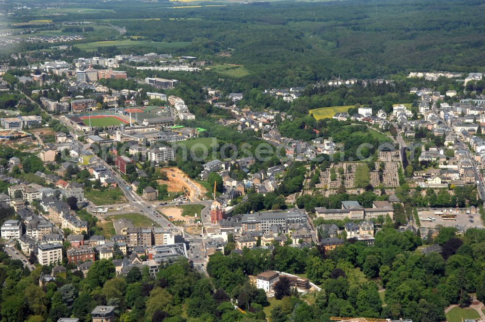 Aerial photograph Luxemburg - Blick auf den Stadtteil Belair mit dem Josy-Barthel-Stadion. Das Stadion ist das nationale Fußballstadion des Großherzogtums Luxemburg. Es ist Austragungsort der Heimspiele der luxemburgischen Fußballnationalmannschaft (Nationalstadion) sowie, mangels eigener UEFA-konformer Spielstätten, der Europapokalspiele an derer luxemburger Vereine. Das Stadion gehört der Stadt Luxemburg. Es hat 8.200 Sitzplätze, davon 1.000 überdacht. Außer dem Fußballfeld besitzt es eine Leichtathletik-Laufbahn. Es liegt im Westen der Hauptstadt an der Route d'Arlon. Das Stadion trägt den Namen des Leichtathleten und Politikers Josy Barthel, des Olympiasiegers 1952 im 1500-m-Lauf. Rechts im Bild ist der Cimetiere de Notre Dame, der Liebfrauenfriedhof, der bereits im Stadtteil Limpertsberg liegt. Kontakt Josy-Barthel-Stadion: Tel: +352 4796 2462