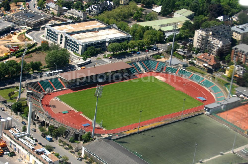 LUXEMBURG from the bird's eye view: Das Josy-Barthel-Stadion in Luxemburg ist das nationale Fußballstadion des Großherzogtums Luxemburg. Es ist Austragungsort der Heimspiele der luxemburgischen Fußballnationalmannschaft (Nationalstadion) sowie, mangels eigener UEFA-konformer Spielstätten, der Europapokalspiele an derer luxemburger Vereine. Das Stadion gehört der Stadt Luxemburg. Es hat 8.200 Sitzplätze, davon 1.000 überdacht. Außer dem Fußballfeld besitzt es eine Leichtathletik-Laufbahn. Es liegt im Westen der Hauptstadt an der Arloner Straße.