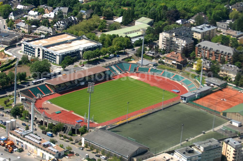 Aerial image LUXEMBURG - Das Josy-Barthel-Stadion in Luxemburg ist das nationale Fußballstadion des Großherzogtums Luxemburg. Es ist Austragungsort der Heimspiele der luxemburgischen Fußballnationalmannschaft (Nationalstadion) sowie, mangels eigener UEFA-konformer Spielstätten, der Europapokalspiele an derer luxemburger Vereine. Das Stadion gehört der Stadt Luxemburg. Es hat 8.200 Sitzplätze, davon 1.000 überdacht. Außer dem Fußballfeld besitzt es eine Leichtathletik-Laufbahn. Es liegt im Westen der Hauptstadt an der Arloner Straße.