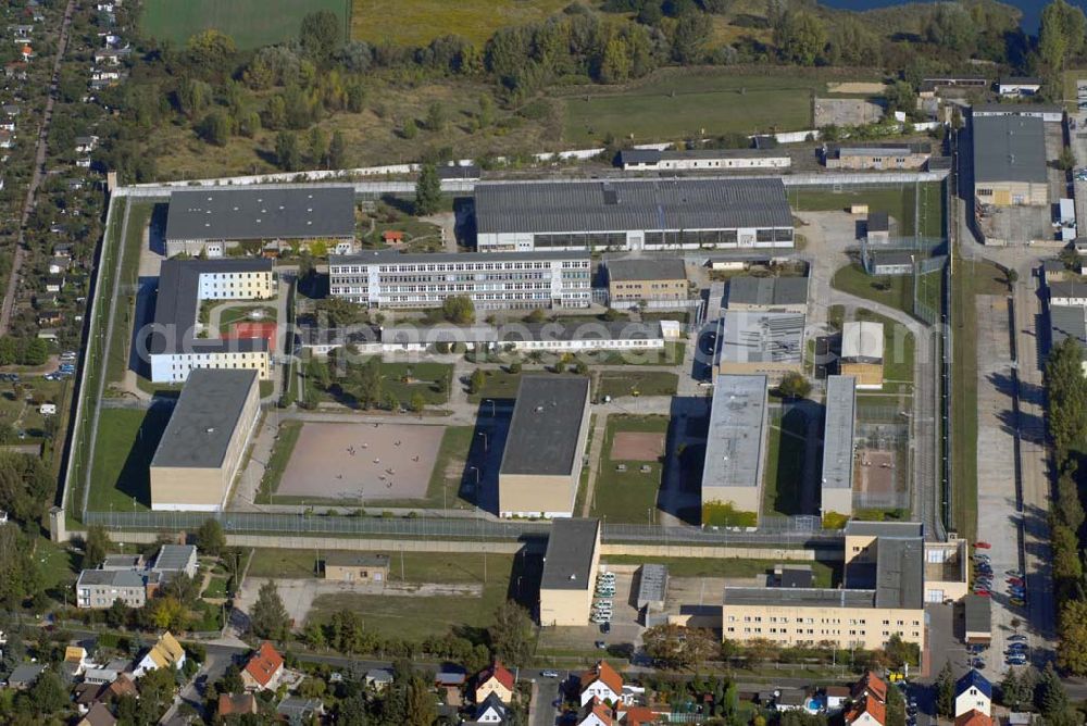 Halle from the bird's eye view: Blick auf die Jugendanstalt Halle in der Wilhelm-Busch-Str. 38, 06118 Halle (Saale).