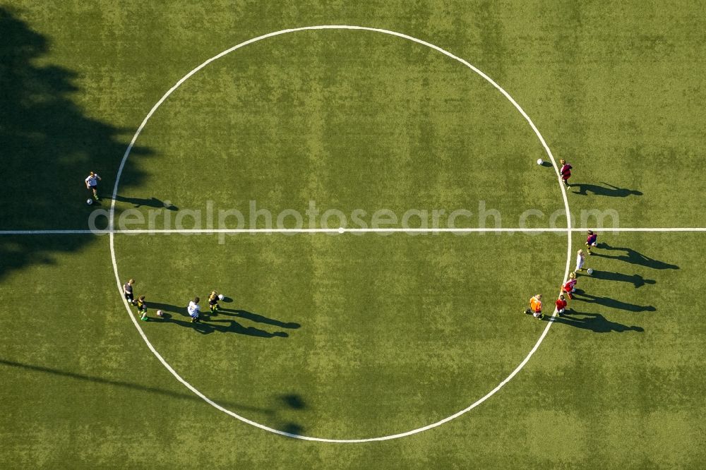 Wetter from above - Youth football training at the sports complex of the football field Boellberg in Weather in the Ruhr area in North Rhine-Westphalia