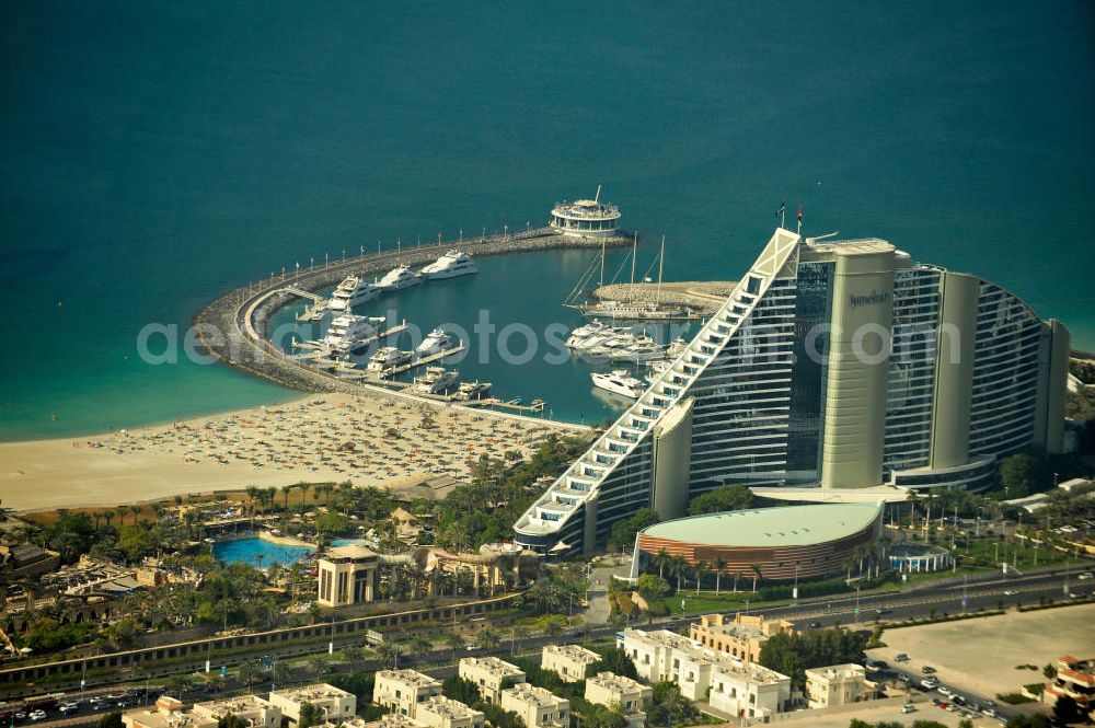 Dubai from the bird's eye view: Blick auf das Jumeirah Hotel und den Pavillon Marina & Sports Club in Dubai . View of the Jumeirah and the Pavilion Marina & Sports Club in Dubai.