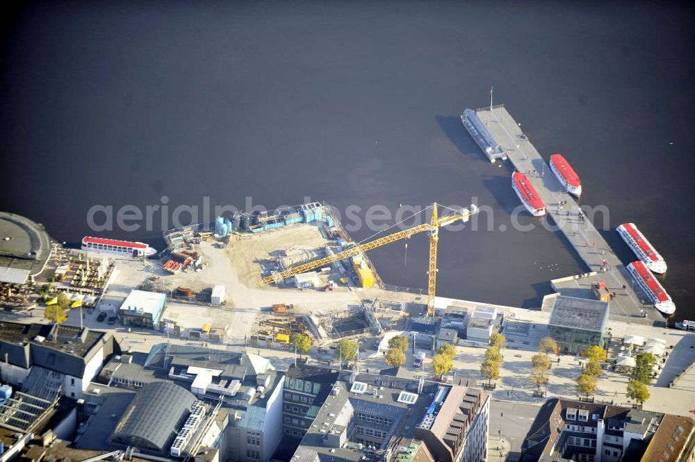 Hamburg from above - Blick auf den Jungfernstieg an der Binnenalster mit Baustelle für die neue U-Bahnlinie U 4 in Hamburg. Neben der Baustelle steht ein Infopavillon der Hamburger Hochbahn. Beteiligte Projektpartner: HOCHTIEF Construction AG, AUG. PRIEN Bauunternehmung GmbH & Co. KG, HC Hagemann construction group GmbH & Co. KG und Ed. Züblin AG. View to the Jungfernstieg at the Binnenalster with the building area for the new underground number U4 in Hamburg. Concerned companys: HOCHTIEF Construction AG, AUG. PRIEN Bauunternehmung GmbH & Co. KG, HC Hagemann construction group GmbH & Co. KG und Ed. Züblin AG.