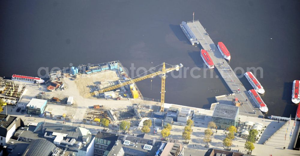 Hamburg from the bird's eye view: Blick auf den Jungfernstieg an der Binnenalster mit Baustelle für die neue U-Bahnlinie U 4 in Hamburg. Neben der Baustelle steht ein Infopavillon der Hamburger Hochbahn. Beteiligte Projektpartner: HOCHTIEF Construction AG, AUG. PRIEN Bauunternehmung GmbH & Co. KG, HC Hagemann construction group GmbH & Co. KG und Ed. Züblin AG. View to the Jungfernstieg at the Binnenalster with the building area for the new underground number U4 in Hamburg. Concerned companys: HOCHTIEF Construction AG, AUG. PRIEN Bauunternehmung GmbH & Co. KG, HC Hagemann construction group GmbH & Co. KG und Ed. Züblin AG.