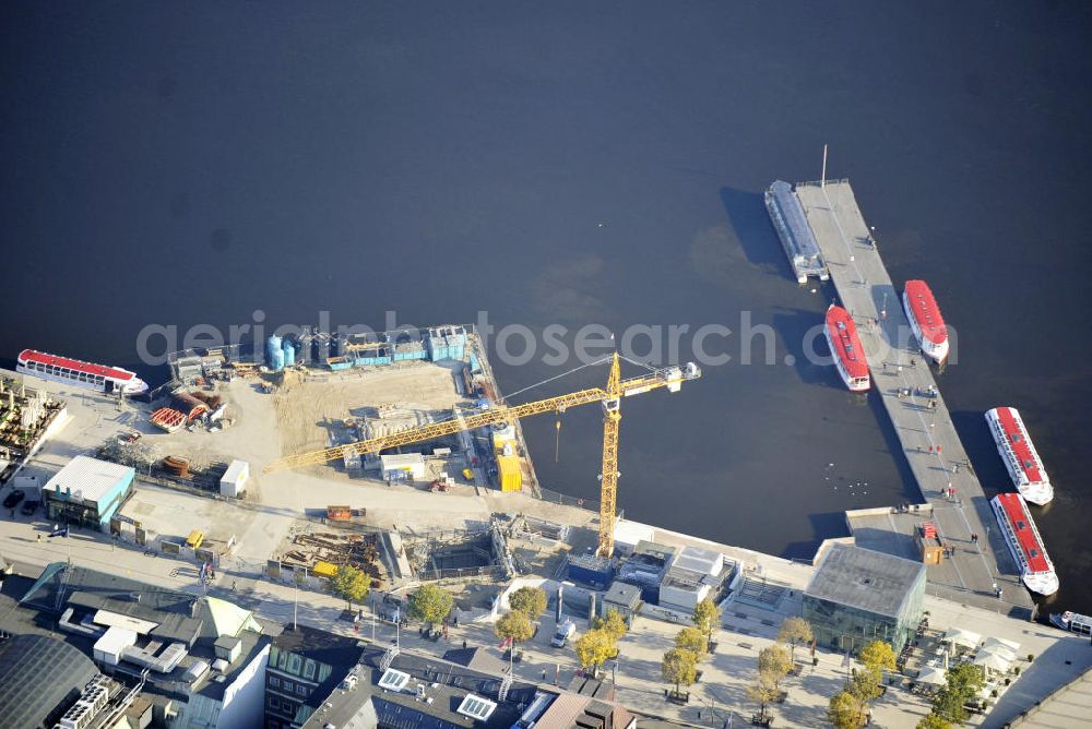 Aerial image Hamburg - Blick auf den Jungfernstieg an der Binnenalster mit Baustelle für die neue U-Bahnlinie U 4 in Hamburg. Neben der Baustelle steht ein Infopavillon der Hamburger Hochbahn. Beteiligte Projektpartner: HOCHTIEF Construction AG, AUG. PRIEN Bauunternehmung GmbH & Co. KG, HC Hagemann construction group GmbH & Co. KG und Ed. Züblin AG. View to the Jungfernstieg at the Binnenalster with the building area for the new underground number U4 in Hamburg. Concerned companys: HOCHTIEF Construction AG, AUG. PRIEN Bauunternehmung GmbH & Co. KG, HC Hagemann construction group GmbH & Co. KG und Ed. Züblin AG.