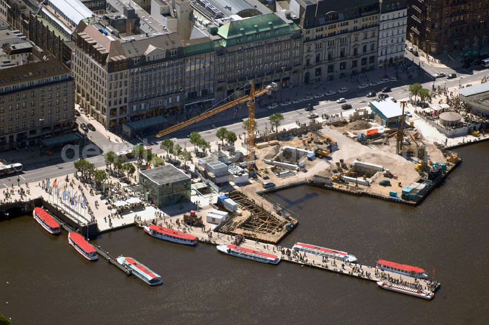 Aerial image Hamburg - Blick auf den Jungfernstieg mit Baustelle für die neue U-Bahnlinie U 4. Neben der Baustelle steht ein Infopavillon der Hamburger Hochbahn. Kontakt: Hamburger Hochbahn AG, Steinstr. 20, 20095 Hamburg, Tel. +49(0)40 3288 0, email: info@hochbahn.de; Beteiligte Projektpartner: HOCHTIEF Construction AG, Civil Engineering and Marine Works, Lübeckertordamm 1, 20099 Hamburg, Tel. +49(0)40 21986 201, Fax +49(0)40 21986 205; AUG. PRIEN Bauunternehmung GmbH & Co. KG, Dampfschiffsweg 3 - 9, 21079 Hamburg, Tel.: +49(0)40 77125 0, Fax: +49(0)40 7658806, email: info@augprien.de; HC Hagemann construction group GmbH & Co. KG, Harburger Schloßstraße 18, 21079 Hamburg, Tel. +49(0)40 766007 0, Fax +49(0)40 766007 65, email: info@hchagemann.de; Ed. Züblin AG, Direktion Nord, Lübecker Straße 128, 22087 Hamburg, Tel. +49(0)40 20208 0, Fax +49(0)40 20208 207, email: direktion-nord@zueblin.de