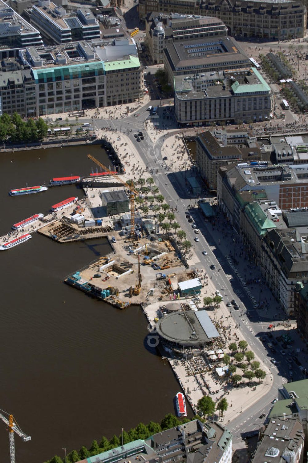 Aerial photograph Hamburg - Blick auf den Jungfernstieg mit Baustelle für die neue U-Bahnlinie U 4. Neben der Baustelle steht ein Infopavillon der Hamburger Hochbahn. Kontakt: Hamburger Hochbahn AG, Steinstr. 20, 20095 Hamburg, Tel. +49(0)40 3288 0, email: info@hochbahn.de; Beteiligte Projektpartner: HOCHTIEF Construction AG, Civil Engineering and Marine Works, Lübeckertordamm 1, 20099 Hamburg, Tel. +49(0)40 21986 201, Fax +49(0)40 21986 205; AUG. PRIEN Bauunternehmung GmbH & Co. KG, Dampfschiffsweg 3 - 9, 21079 Hamburg, Tel.: +49(0)40 77125 0, Fax: +49(0)40 7658806, email: info@augprien.de; HC Hagemann construction group GmbH & Co. KG, Harburger Schloßstraße 18, 21079 Hamburg, Tel. +49(0)40 766007 0, Fax +49(0)40 766007 65, email: info@hchagemann.de; Ed. Züblin AG, Direktion Nord, Lübecker Straße 128, 22087 Hamburg, Tel. +49(0)40 20208 0, Fax +49(0)40 20208 207, email: direktion-nord@zueblin.de