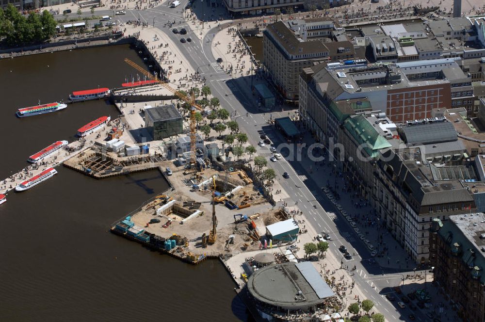 Hamburg from above - Blick auf den Jungfernstieg mit Baustelle für die neue U-Bahnlinie U 4. Neben der Baustelle steht ein Infopavillon der Hamburger Hochbahn. Kontakt: Hamburger Hochbahn AG, Steinstr. 20, 20095 Hamburg, Tel. +49(0)40 3288 0, email: info@hochbahn.de; Beteiligte Projektpartner: HOCHTIEF Construction AG, Civil Engineering and Marine Works, Lübeckertordamm 1, 20099 Hamburg, Tel. +49(0)40 21986 201, Fax +49(0)40 21986 205; AUG. PRIEN Bauunternehmung GmbH & Co. KG, Dampfschiffsweg 3 - 9, 21079 Hamburg, Tel.: +49(0)40 77125 0, Fax: +49(0)40 7658806, email: info@augprien.de; HC Hagemann construction group GmbH & Co. KG, Harburger Schloßstraße 18, 21079 Hamburg, Tel. +49(0)40 766007 0, Fax +49(0)40 766007 65, email: info@hchagemann.de; Ed. Züblin AG, Direktion Nord, Lübecker Straße 128, 22087 Hamburg, Tel. +49(0)40 20208 0, Fax +49(0)40 20208 207, email: direktion-nord@zueblin.de