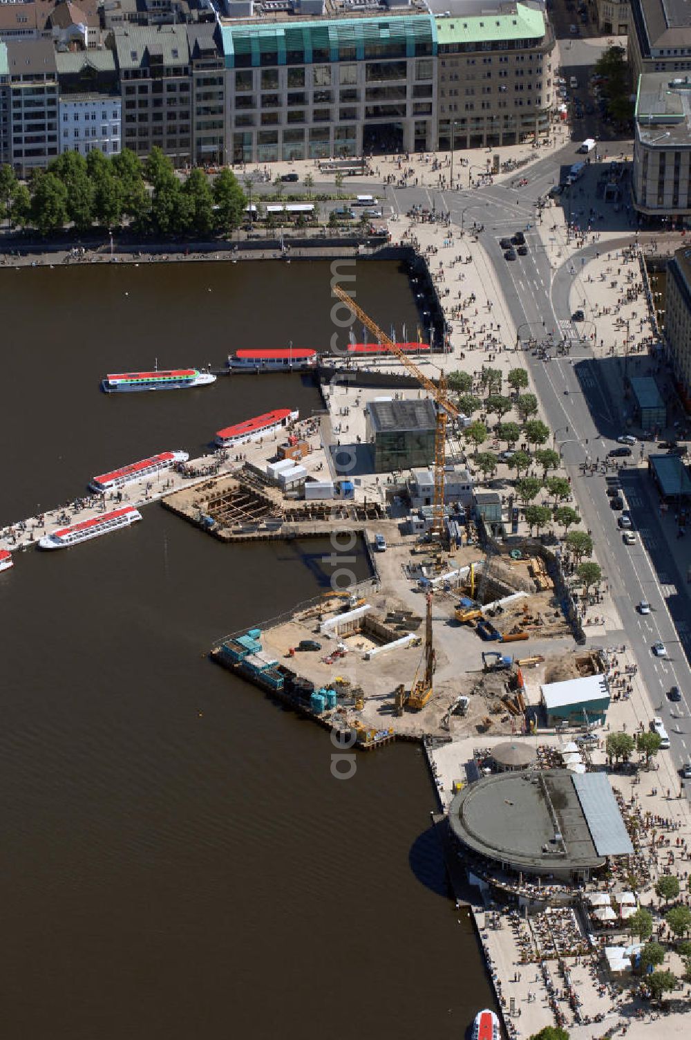 Hamburg from the bird's eye view: Blick auf den Jungfernstieg mit Baustelle für die neue U-Bahnlinie U 4. Neben der Baustelle steht ein Infopavillon der Hamburger Hochbahn. Kontakt: Hamburger Hochbahn AG, Steinstr. 20, 20095 Hamburg, Tel. +49(0)40 3288 0, email: info@hochbahn.de; Beteiligte Projektpartner: HOCHTIEF Construction AG, Civil Engineering and Marine Works, Lübeckertordamm 1, 20099 Hamburg, Tel. +49(0)40 21986 201, Fax +49(0)40 21986 205; AUG. PRIEN Bauunternehmung GmbH & Co. KG, Dampfschiffsweg 3 - 9, 21079 Hamburg, Tel.: +49(0)40 77125 0, Fax: +49(0)40 7658806, email: info@augprien.de; HC Hagemann construction group GmbH & Co. KG, Harburger Schloßstraße 18, 21079 Hamburg, Tel. +49(0)40 766007 0, Fax +49(0)40 766007 65, email: info@hchagemann.de; Ed. Züblin AG, Direktion Nord, Lübecker Straße 128, 22087 Hamburg, Tel. +49(0)40 20208 0, Fax +49(0)40 20208 207, email: direktion-nord@zueblin.de