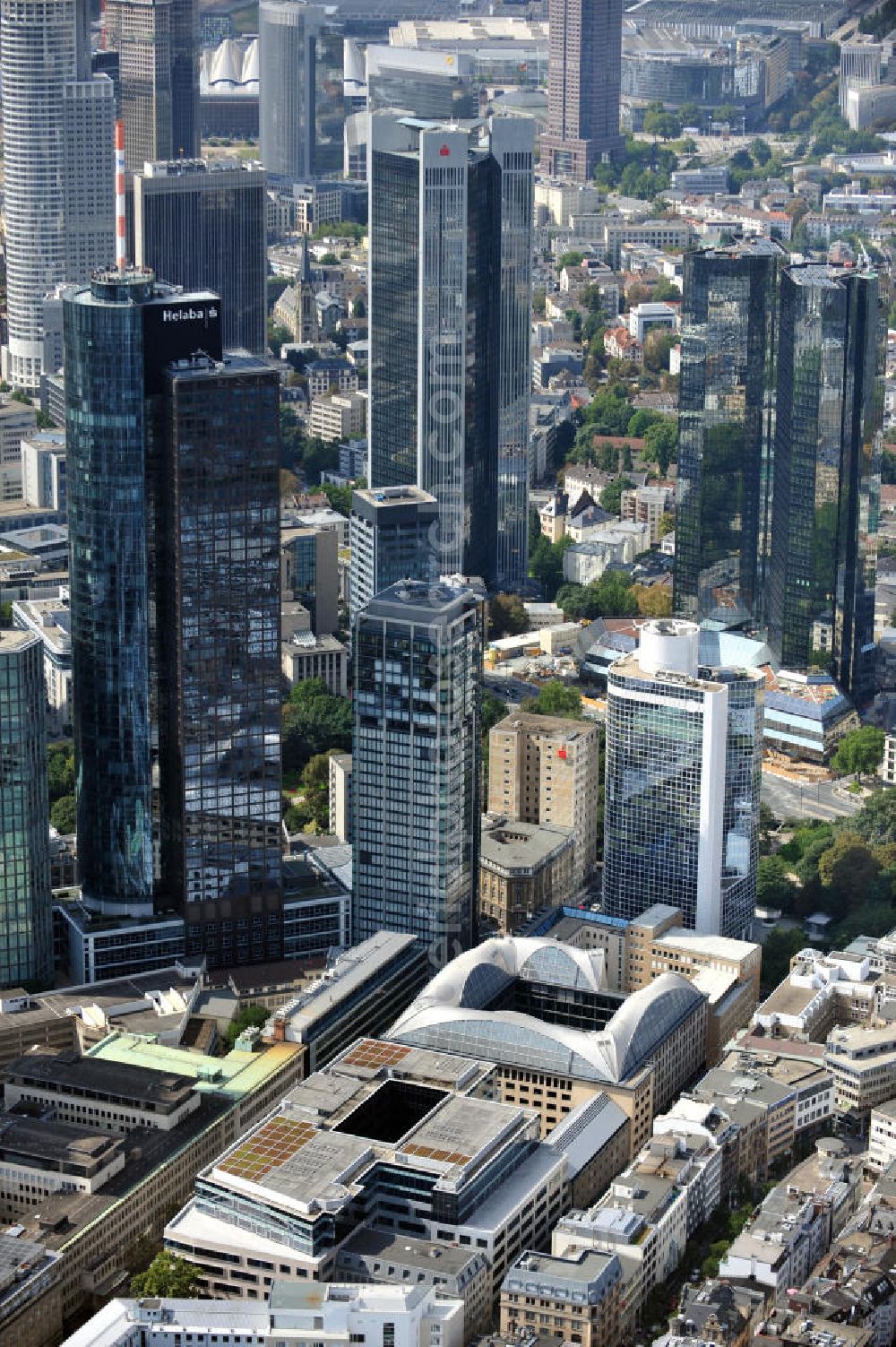 Frankfurt am Main from above - Junghof Plaza und die Bank Crédit Suisse im Bankenviertel von Frankfurt am Main in Hessen. Junghof Plaza and the bank Crédit Suisse in the financial district in Frankfujrt on the Main in Hesse.