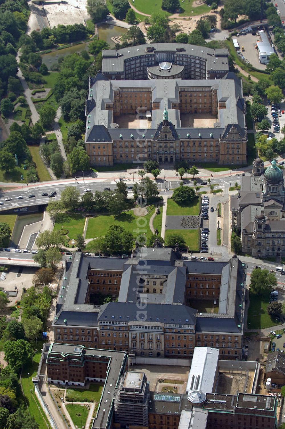 Hamburg from the bird's eye view: Blick auf die Untersuchungshaftanstalt Hamburg (UHA, unten) und das Strafjustizgebäude (oben). Die UHA dient als Untersuchungsgefängnis, Polizeigefängnis, Anstalt für Zivilhaft (z.B. Abschiebungshaft), Vorführungsabteilung zu Gerichtsverhandlungen und Transportabteilung. Das Gebäude verfügt über unterirdische Verbindungsgänge, durch die das Strafjustizgebäude direkt erreichbar ist. Look at the investigation detention facility Hamburg (UHA, below) and the Criminal Justice Building (above). The UHA serves as a remand prison, local jail, prison civil confinement (eg, detention), show trials and transport department to department. The building has underground passages, through which the criminal justice building is directly accessible.