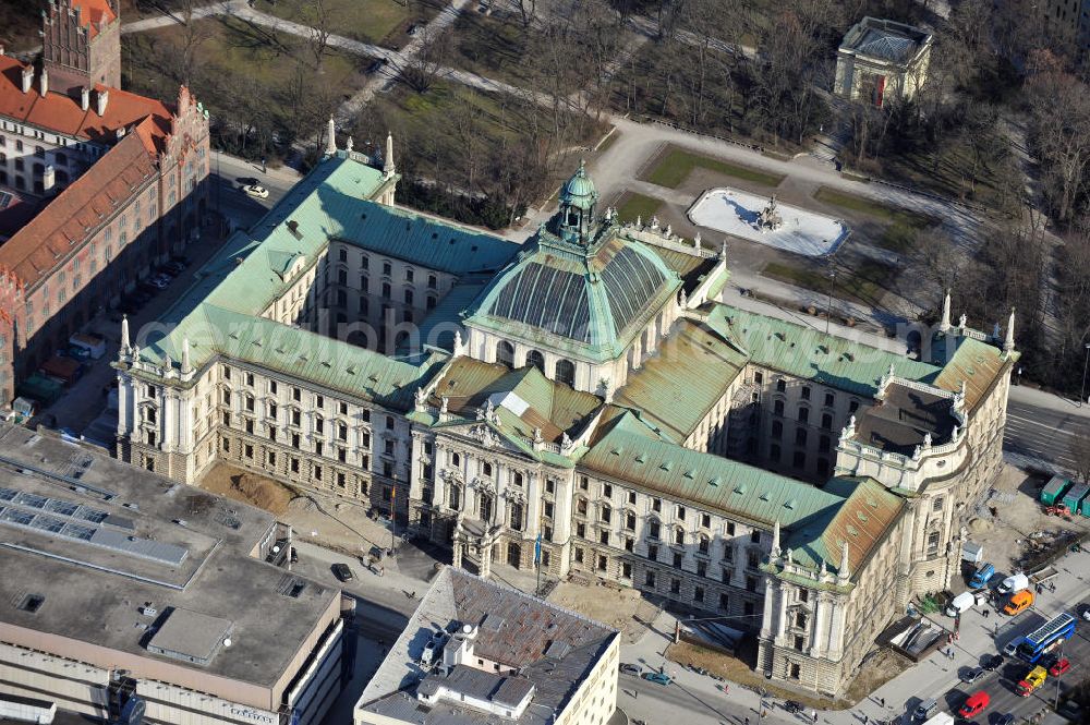 Aerial image München - Der Justizpalast an der Prielmayerstraße in München. In dem Gebäude befinden sich das Bayerische Staatsministerium der Justiz und das Landgericht München I. The palace of justice at the Prielmayerstrasse in Munich.