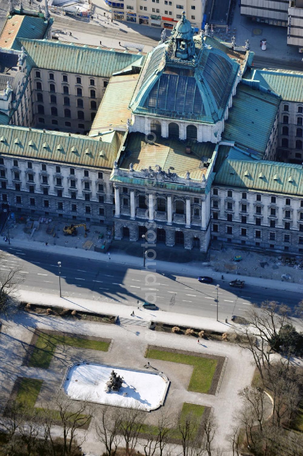 München from above - Der Justizpalast an der Prielmayerstraße in München. In dem Gebäude befinden sich das Bayerische Staatsministerium der Justiz und das Landgericht München I. The palace of justice at the Prielmayerstrasse in Munich.