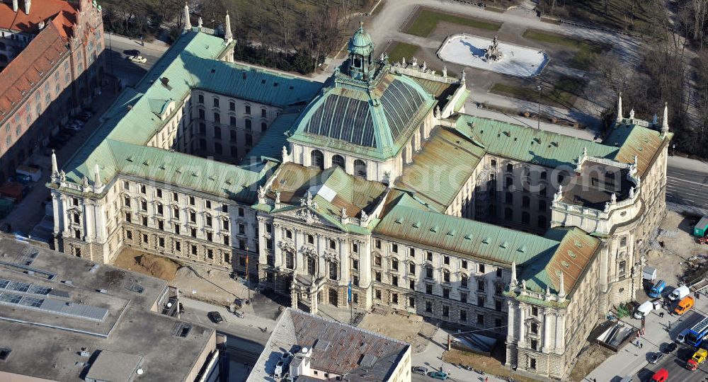 München from the bird's eye view: Der Justizpalast an der Prielmayerstraße in München. In dem Gebäude befinden sich das Bayerische Staatsministerium der Justiz und das Landgericht München I. The palace of justice at the Prielmayerstrasse in Munich.