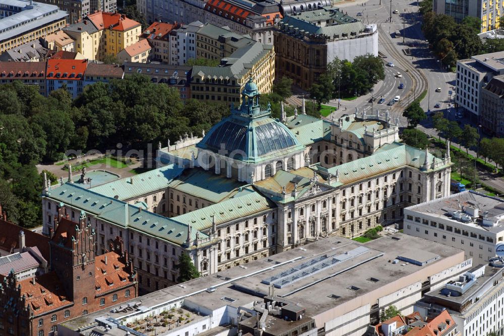 München from the bird's eye view: Blick auf den Justizpalast in München. Der Justizpalast München ist ein Gerichts- und Verwaltungsgebäude in München. Es wurde in den Jahren 1890 bis 1897 nach Plänen des Münchner Architekten Friedrich von Thiersch im Stil des Neobarock errichtet. Das Gebäude der Gründerzeit hat mittig eine 67 Meter hohe Glaskuppel. Es wurde auf dem Grund errichtet, wo zuvor das Clemensschlössl stand. Es ist seit jeher das Dienstgebäude des Bayerischen Staatsministeriums der Justiz, des Weiteren befinden sich die meisten Zivilkammern des Landgerichts München I darin. Kontakt: Bayerisches Staatsministerium der Justiz (StMJ), Prielmayerstr. 7 (Justizpalast), 80335 München, Tel.: 089/5597-01, E-Mail: poststelle@stmj.bayern.de,