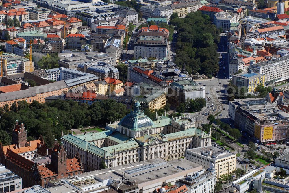 Aerial image München - Blick auf den Justizpalast in München. Der Justizpalast München ist ein Gerichts- und Verwaltungsgebäude in München. Es wurde in den Jahren 1890 bis 1897 nach Plänen des Münchner Architekten Friedrich von Thiersch im Stil des Neobarock errichtet. Das Gebäude der Gründerzeit hat mittig eine 67 Meter hohe Glaskuppel. Es wurde auf dem Grund errichtet, wo zuvor das Clemensschlössl stand. Es ist seit jeher das Dienstgebäude des Bayerischen Staatsministeriums der Justiz, des Weiteren befinden sich die meisten Zivilkammern des Landgerichts München I darin. Kontakt: Bayerisches Staatsministerium der Justiz (StMJ), Prielmayerstr. 7 (Justizpalast), 80335 München, Tel.: 089/5597-01, E-Mail: poststelle@stmj.bayern.de,