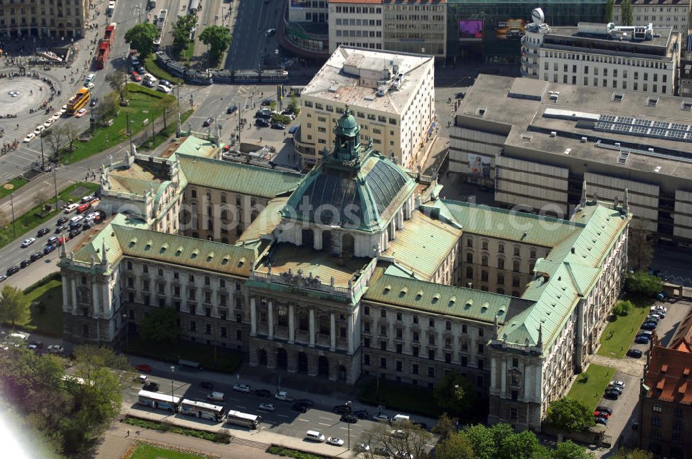 MÜNCHEN from above - Blick auf den Justizpalast. Kontakt: Justizpalast, Elisenstraße 1a, 80335 München. Der Justizpalast München ist ein Gerichts- und Verwaltungsgebäude in München. Es wurde in den Jahren 1890 bis 1897 nach Plänen des Münchner Architekten Friedrich von Thiersch im Stil des Neobarock errichtet. Das Gebäude befindet sich in der Innenstadt an der Prielmayerstraße Nr. 7. Die Schaufront (südöstliche Fassade) zeigt zum Karlsplatz (Stachus).Das Gebäude der Gründerzeit hat mittig eine 67 Meter hohe Glaskuppel. Es wurde auf dem Grund errichtet, wo zuvor das Clemensschlössl stand. Es ist seit jeher das Dienstgebäude des Bayerischen Staatsministeriums der Justiz, des Weiteren befinden sich die meisten Zivilkammern des Landgerichts München I darin.