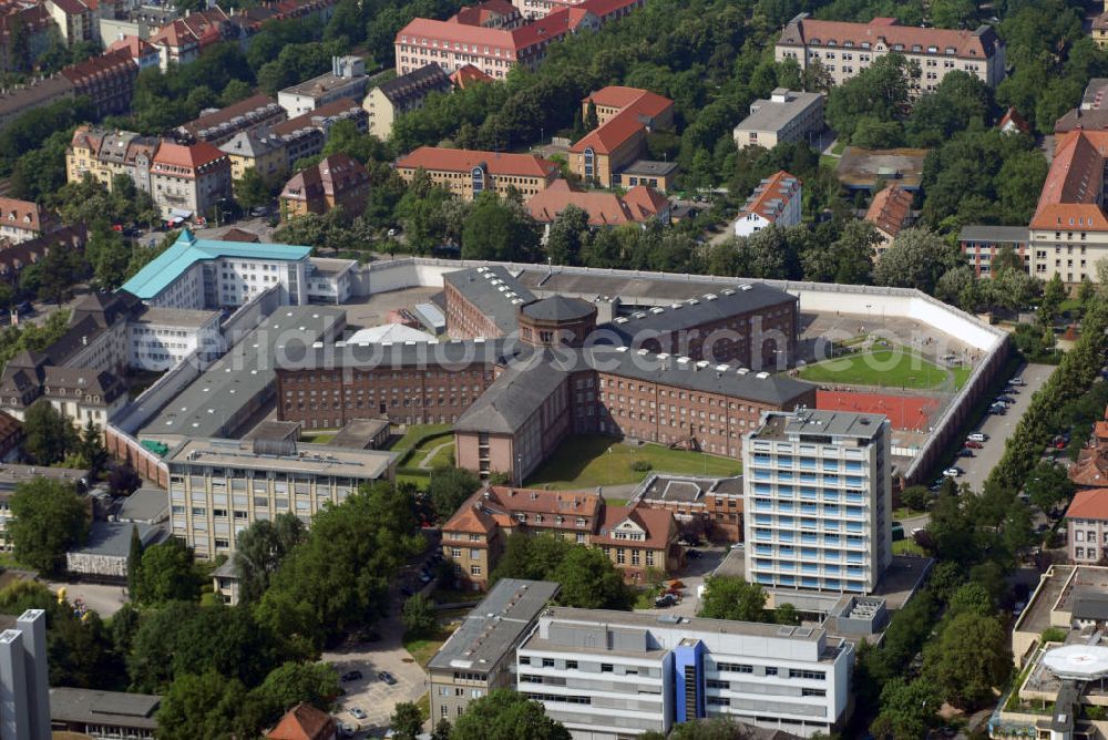 Aerial image Freiburg - Blick auf die Justizvollzugsanstalt Freiburg. Eröffnet im Jahre 1878, 1912/13 erweitert, ist die JVA heute eine der großen Langstrafenanstalten im Land Baden-Württemberg. Im Volksmund: Café Fünfeck. Kontakt: Peter Zielinski, Verwaltungsleiter, Hermann-Herder-Str. 8, 79104 Freiburg, Tel.: 0761/2116-4100, Fax: 0761/2116-4120.