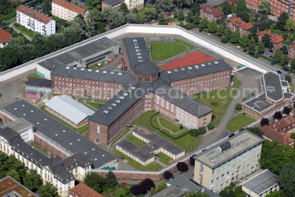 Aerial photograph Freiburg - Blick auf die Justizvollzugsanstalt Freiburg. Eröffnet im Jahre 1878, 1912/13 erweitert, ist die JVA heute eine der großen Langstrafenanstalten im Land Baden-Württemberg. Im Volksmund: Café Fünfeck. Kontakt: Peter Zielinski, Verwaltungsleiter, Hermann-Herder-Str. 8, 79104 Freiburg, Tel.: 0761/2116-4100, Fax: 0761/2116-4120.