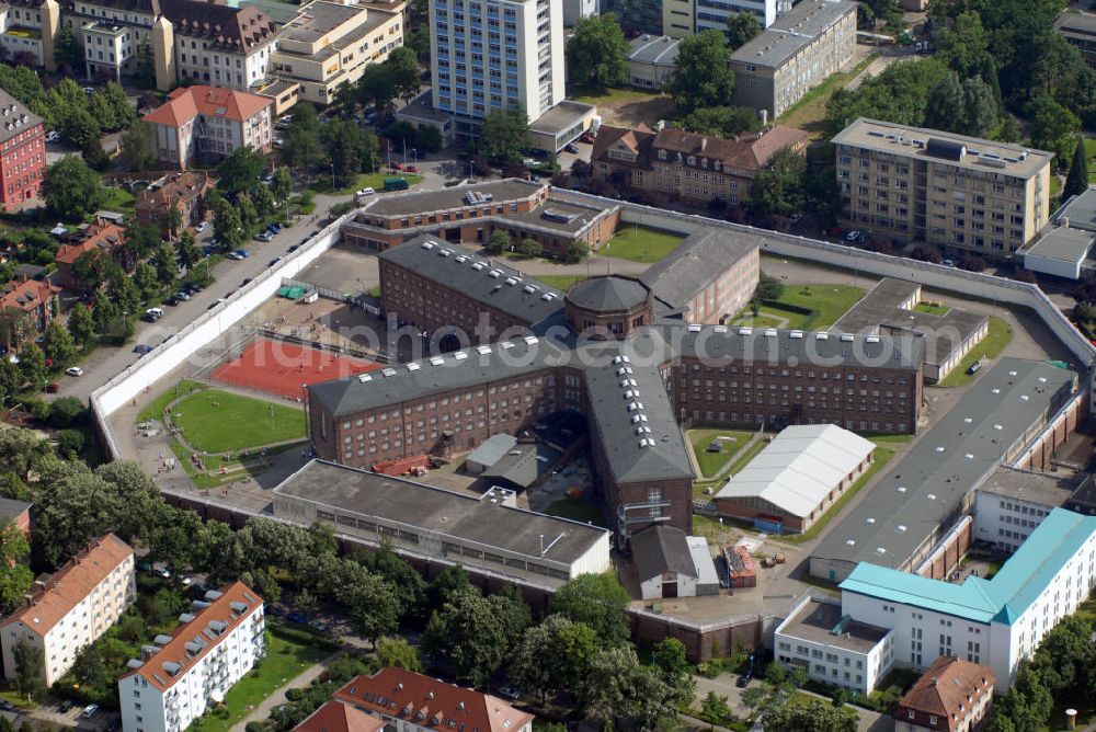 Freiburg from the bird's eye view: Blick auf die Justizvollzugsanstalt Freiburg. Eröffnet im Jahre 1878, 1912/13 erweitert, ist die JVA heute eine der großen Langstrafenanstalten im Land Baden-Württemberg. Im Volksmund: Café Fünfeck. Kontakt: Peter Zielinski, Verwaltungsleiter, Hermann-Herder-Str. 8, 79104 Freiburg, Tel.: 0761/2116-4100, Fax: 0761/2116-4120.