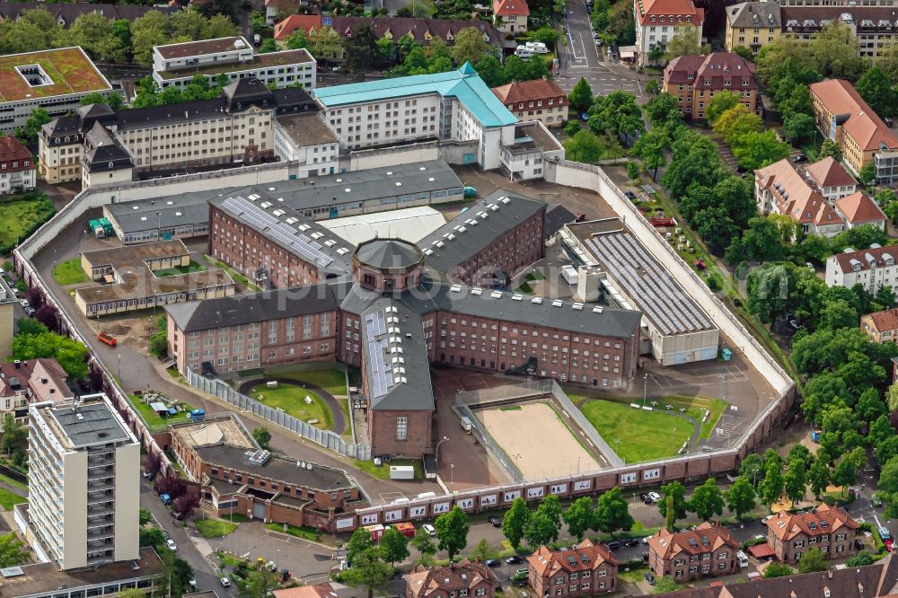 Aerial photograph Freiburg im Breisgau - Prison grounds and high security fence Prison Justizvollzugsanstalt Freiburg on Hermann-Herder-Strasse in Freiburg im Breisgau in the state Baden-Wuerttemberg, Germany