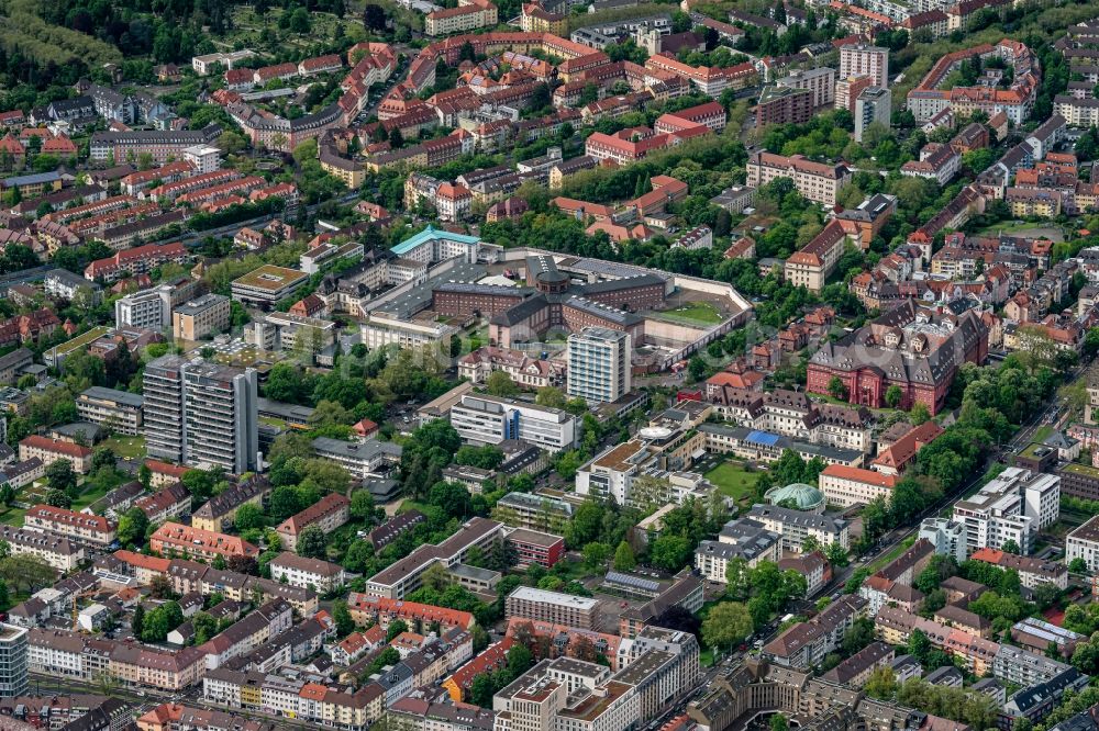 Aerial image Freiburg im Breisgau - Prison grounds and high security fence Prison Justizvollzugsanstalt Freiburg on Hermann-Herder-Strasse in Freiburg im Breisgau in the state Baden-Wuerttemberg, Germany