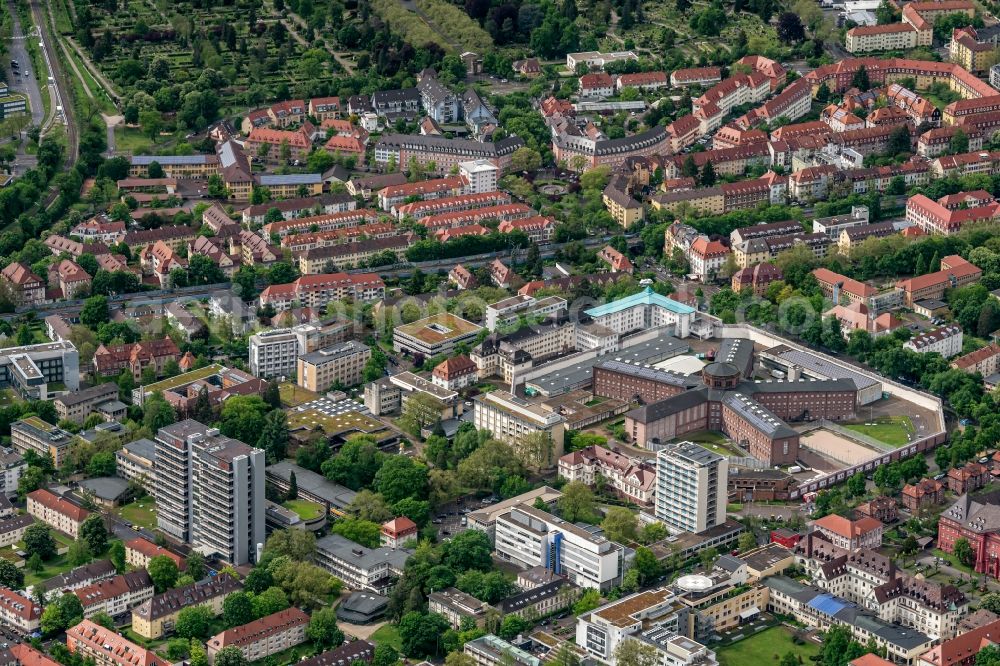 Aerial photograph Freiburg im Breisgau - Prison grounds and high security fence Prison Justizvollzugsanstalt Freiburg on Hermann-Herder-Strasse in Freiburg im Breisgau in the state Baden-Wuerttemberg, Germany